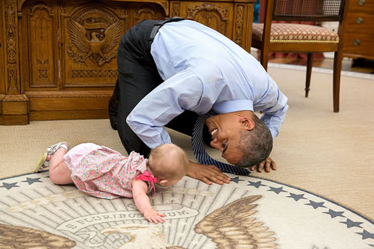 obama brincando com bebe