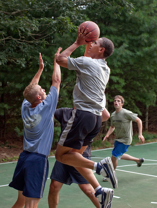 obama jogando basquete