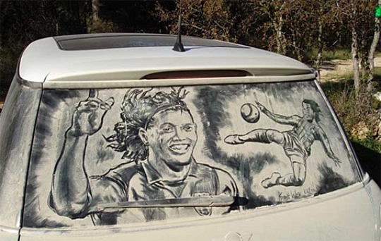 10 desenhos incríveis feitos em carros sujos