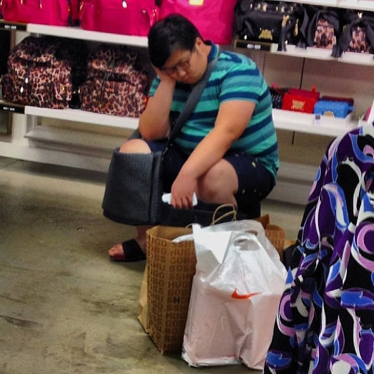 10 fotos que provam o quanto é sacrificante para os homens irem às compras com as mulheres
