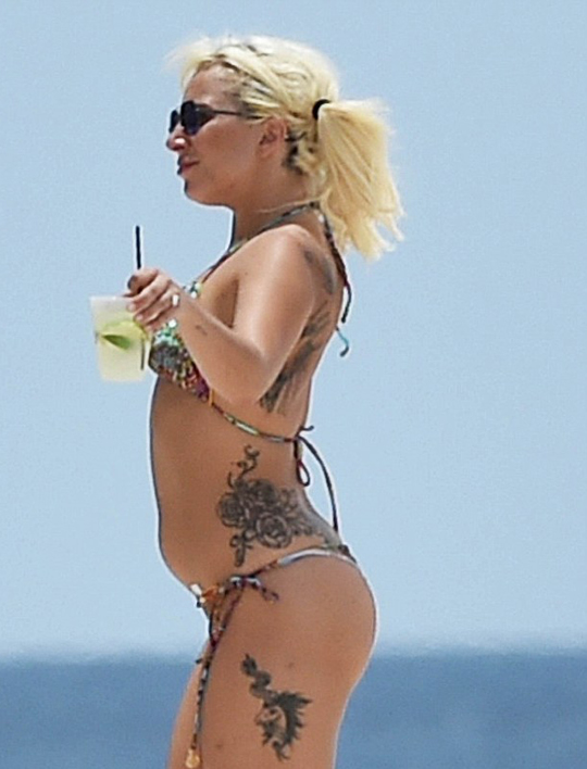 Lady-Gaga-in-Bikini--09