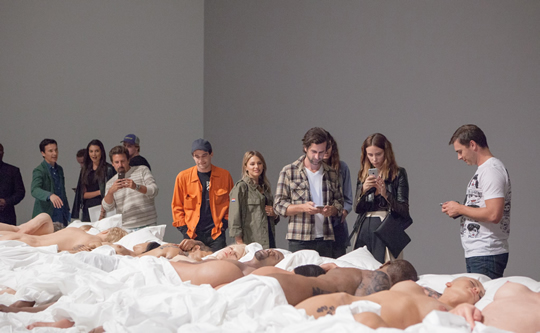 10 fotos da incrível escultura de celebridades nuas do clipe do Kanye West